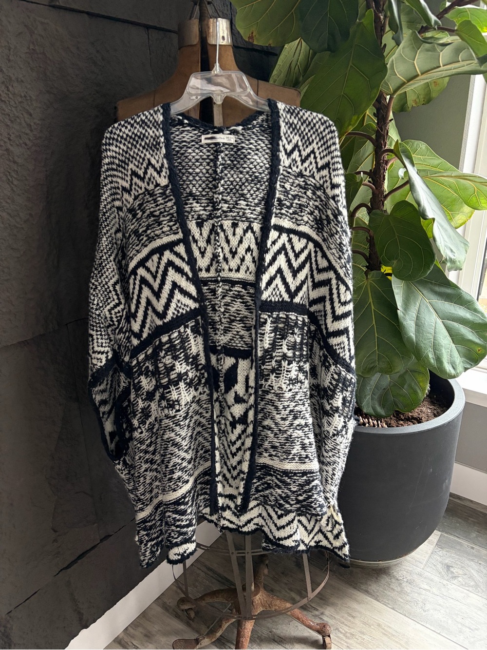 Black & White Geometric Open-Front Women's Sweater Cardigan